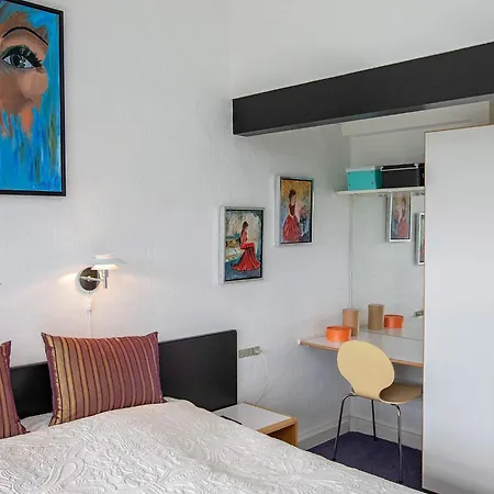 6 Person In Vaeggerlose-by Traum